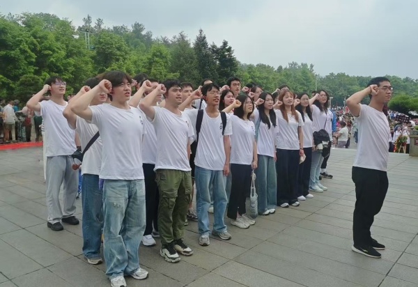 adf9a42095af42708d8ae9fab162c62f.jpg 全体党员面向党旗宣誓_副本.jpg
